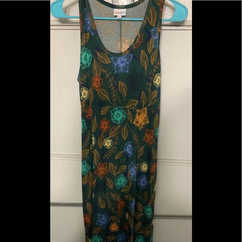 Long no one sleeve dress.